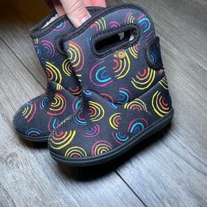 VGUC Little Kid 7 Baby BOGS II Winter Boots Black w/ Rainbows